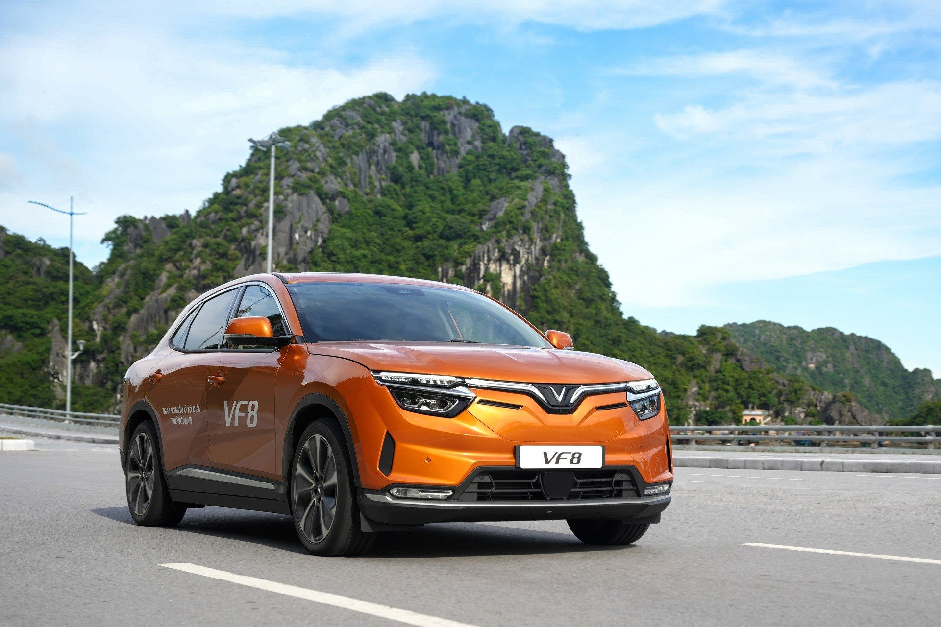 Công ty taxi điện của ông Phạm Nhật Vượng tìm đối tác tài xế: cam kết lương cứng lên đến 11 triệu đồng, hoa hồng 25% tổng doanh thu tháng