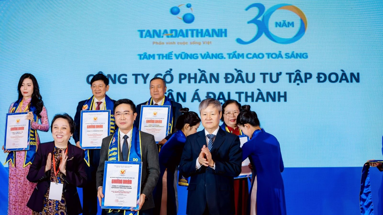 Tân Á Đại Thành: Gần 20 năm liên tục được tôn vinh “ Hàng Việt Nam chất lượng cao”