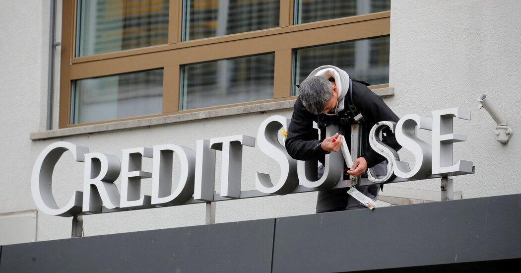 Thị trường “lấy lại bình tĩnh” sau cú sập đầu phiên vì lo sợ Credit Suisse vỡ nợ, Nasdaq chuyển xanh