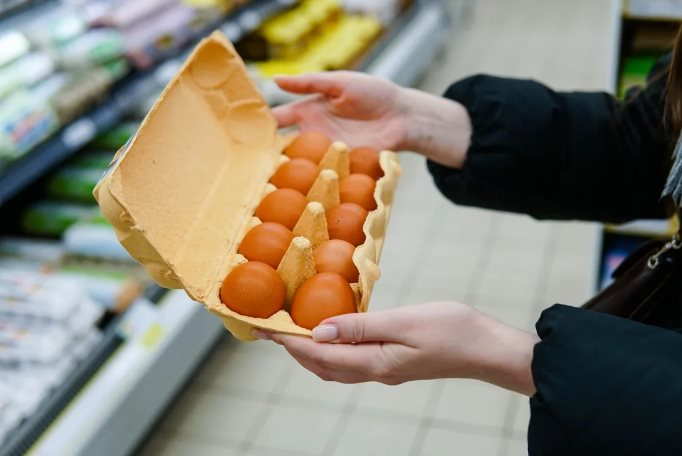 Mỹ: Giá trứng đắt đến nỗi một chuỗi tạp hóa có 8.000 cửa hàng buộc phải ngừng kinh doanh mặt hàng này