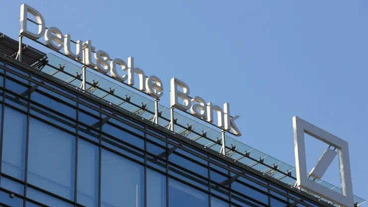 Cố phiếu Deutsche Bank sụt 9% sau khi hợp đồng hoán đổi rủi ro tín dụng tăng vọt