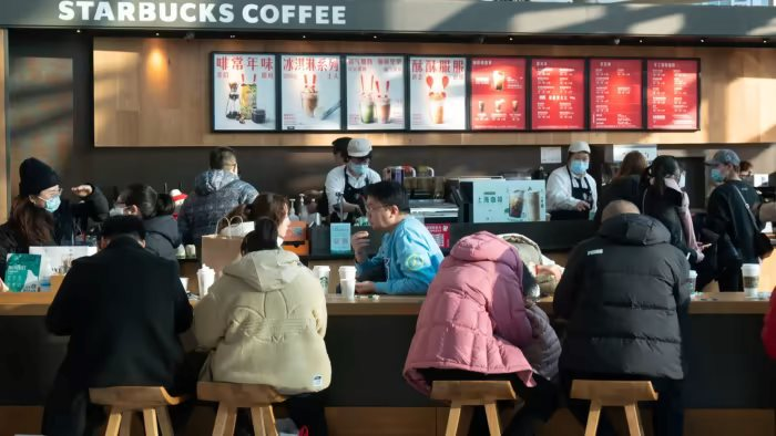 Cơn đau đầu của Starbucks: Khách hàng chỉ 'tự thưởng' ly cà phê giá 100.000 đồng 1 lần/tuần, chịu thua trước những chuỗi bán giá 17.000 đồng/ly