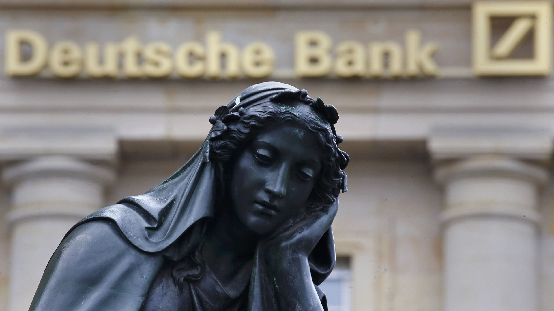Được đánh giá là ngân hàng có 'sức khoẻ tốt' nhưng cổ phiếu vẫn bị bán mạnh, chuyện gì đang xảy ra ở Deutsche Bank? 