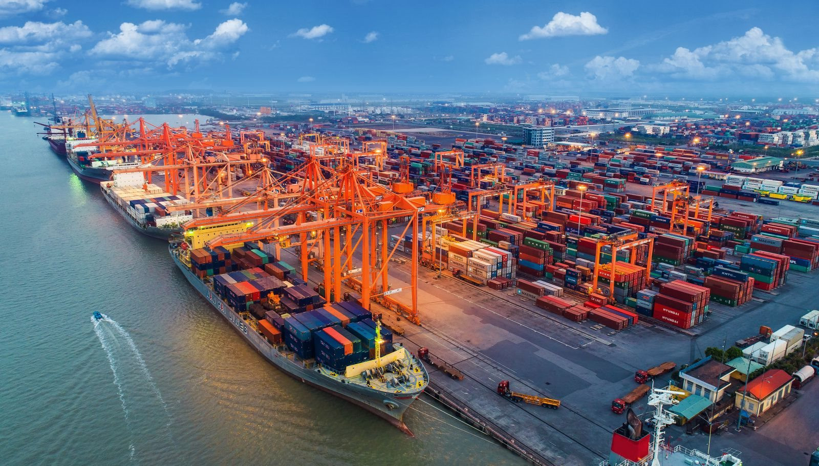 Cảng biển Việt Nam có lượng lưu thông hàng hóa và cho phép tiếp cận tàu container lớn nhất thế giới