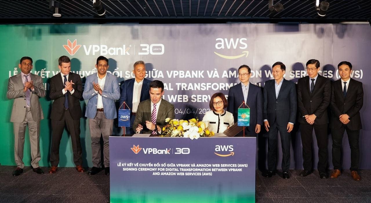 VPBank ký kết hợp tác chiến lược với Amazon
