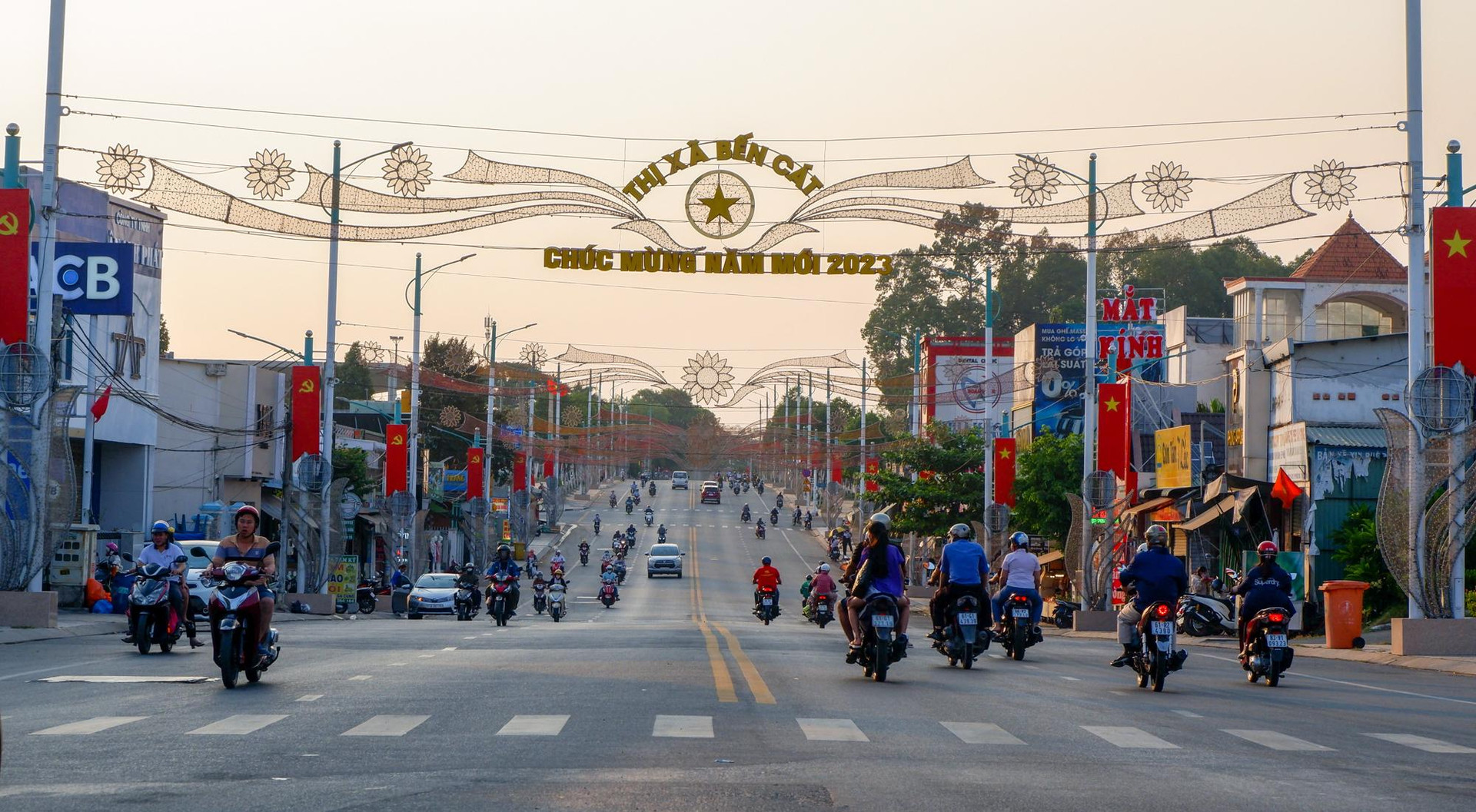 [Photo Essay] Được đề xuất lên thành phố, giá đất tại thị xã đông dân nhất Việt Nam thay đổi ra sao?