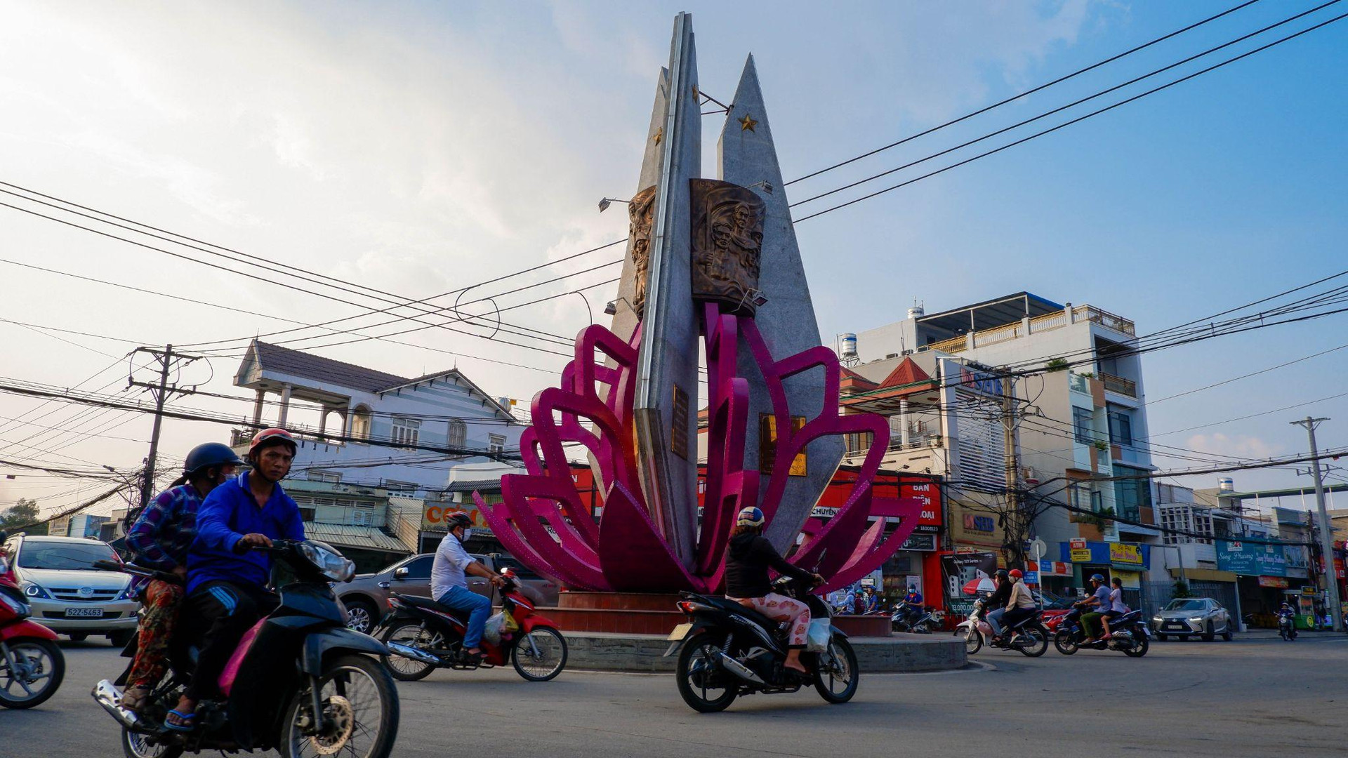 [Photo Essay] Được đề xuất lên thành phố, giá đất tại thị xã đông dân nhất Việt Nam thay đổi ra sao?