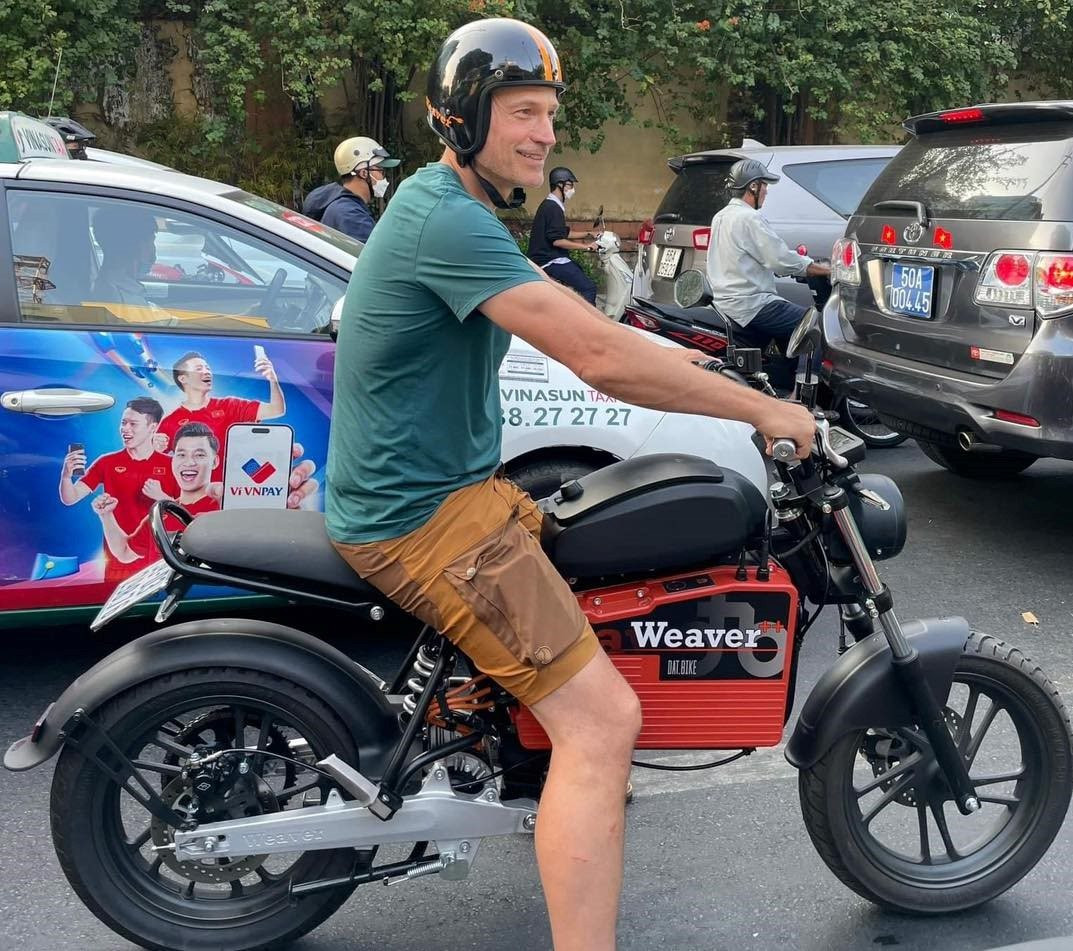 Bí mật đằng sau bức ảnh tài tử Game of Thrones chạy xe máy điện Dat Bike - startup 32 triệu USD từng gọi vốn trên Shark Tank 
