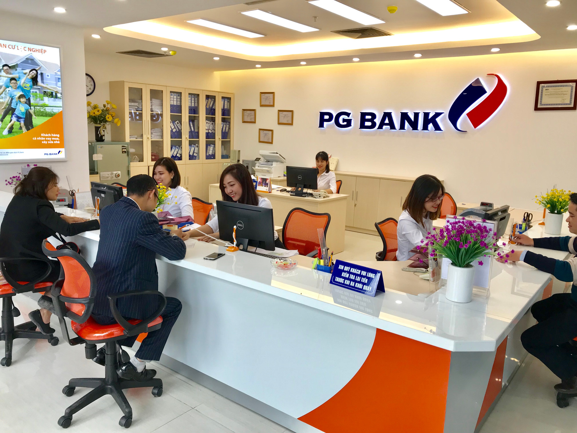 Cổ phiếu PGB tăng 80% sau 1 tháng, người nhà lãnh đạo PG Bank đồng loạt thoái sách vốn