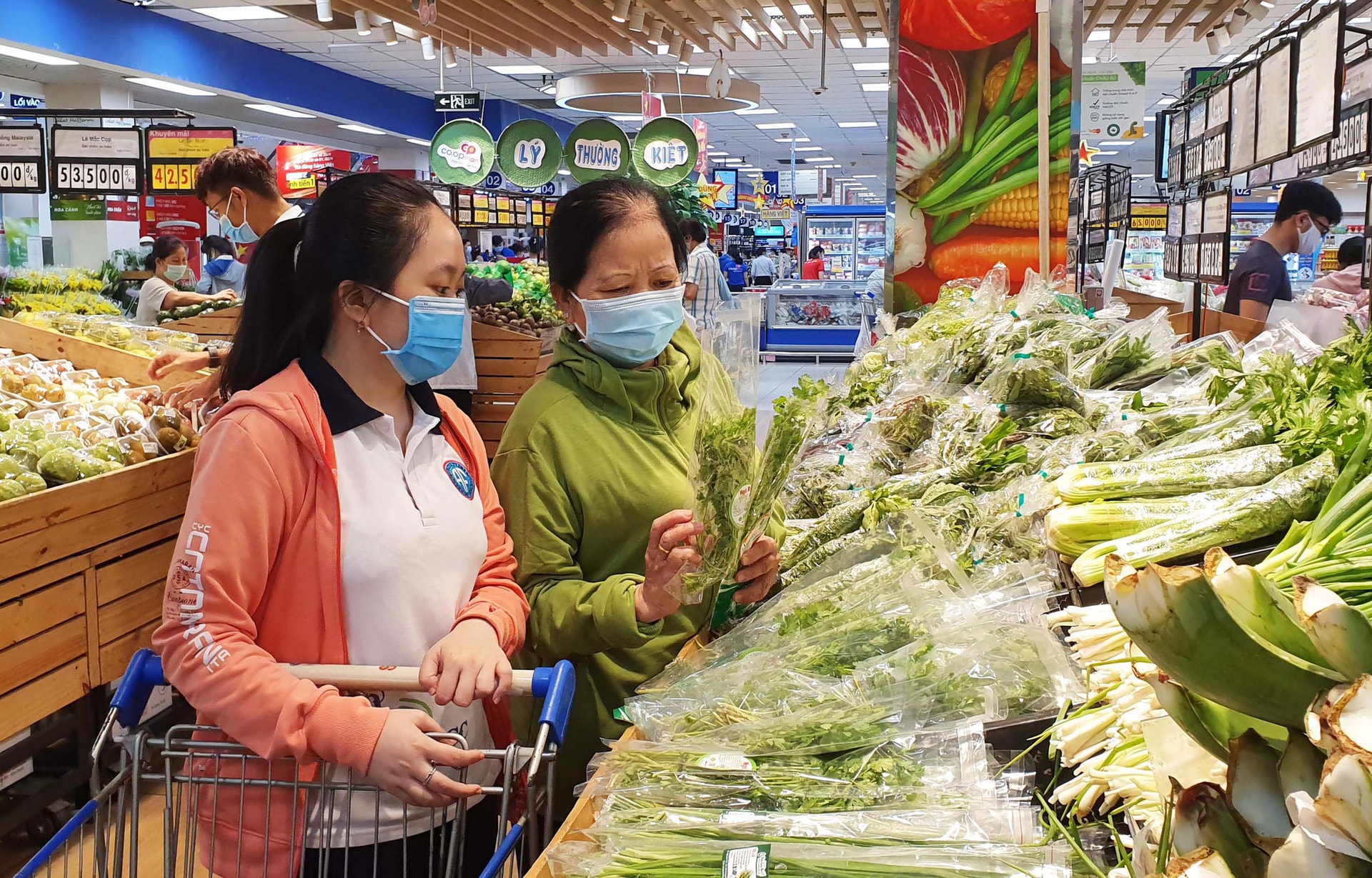 Thắt hầu bao, cắt giảm chi tiêu không cần thiết nhưng người Việt vẫn chi 'mạnh tay' hơn so với thế giới