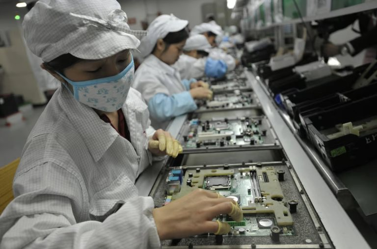 Apple nói lời 'chia tay cay đắng' với Trung Quốc, 'công xưởng iPhone' ngay lập tức cắt hơn 10% lương, 'mất' 1 nửa nhân sự 