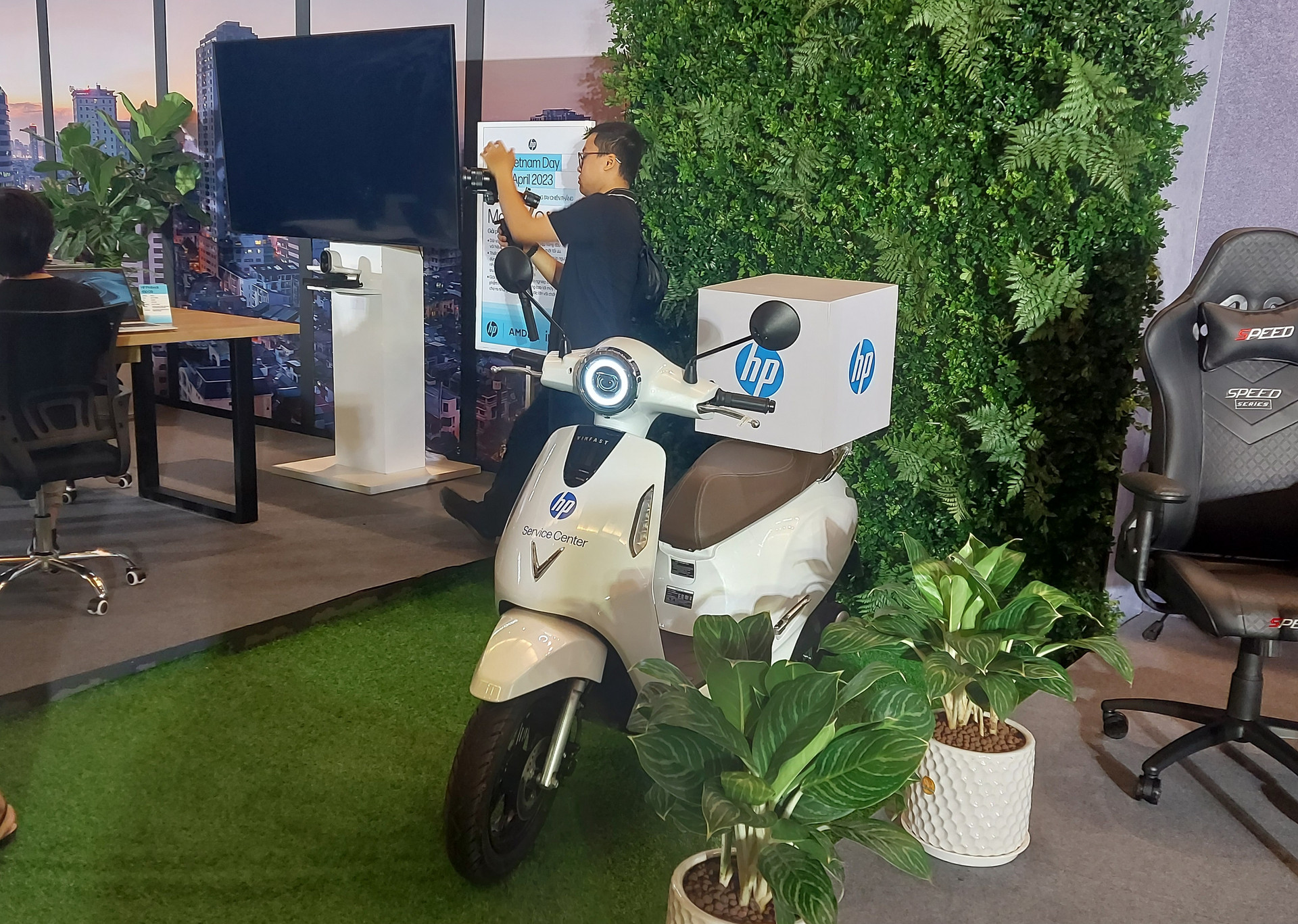 Tới thời doanh nghiệp nào cũng "xanh": HP Việt Nam dùng vật liệu tái chế làm sản phẩm, đầu tư xe máy điện đi bảo hành máy tính