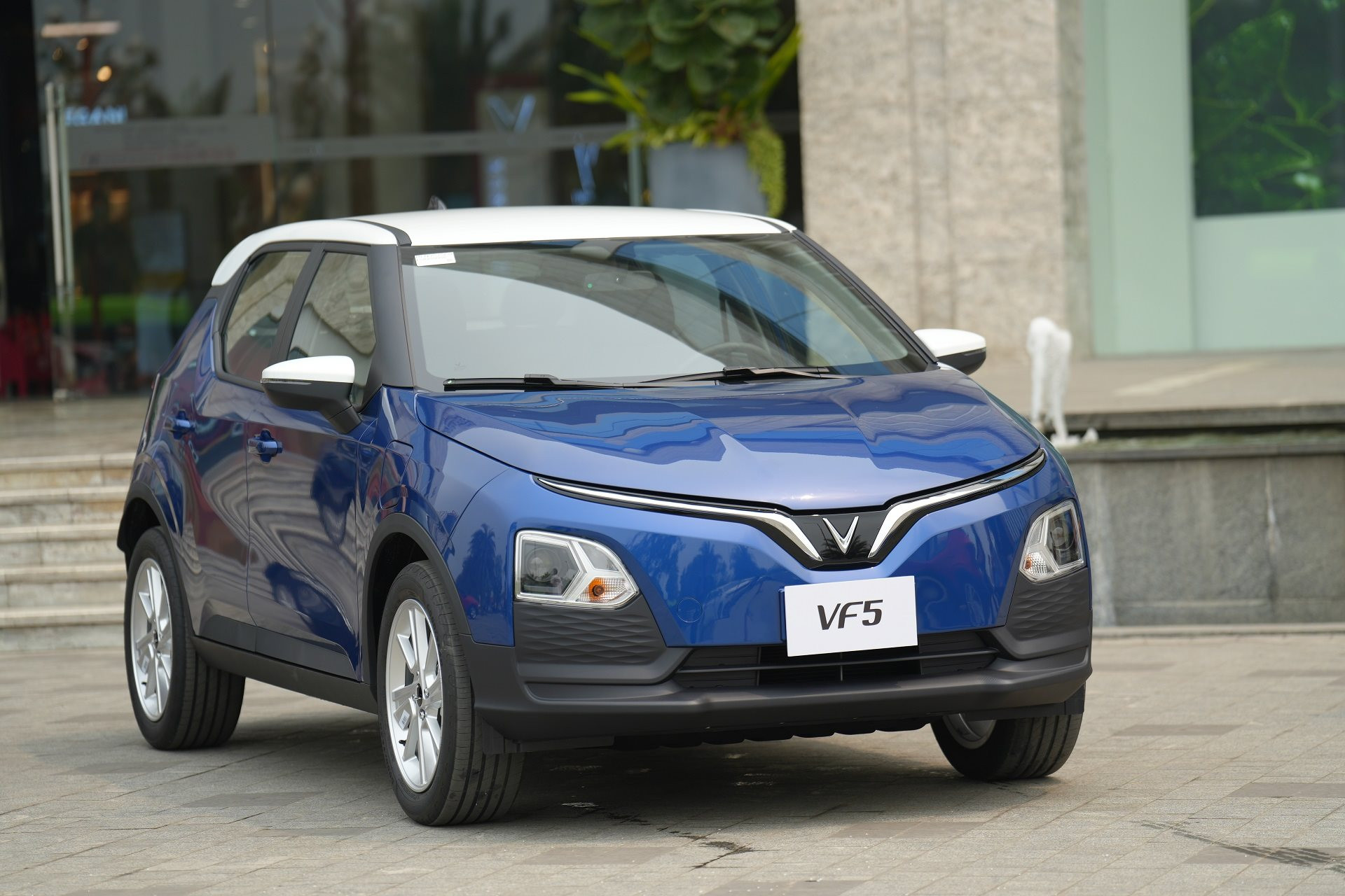 Ô tô điện giá rẻ nhất của VinFast chính thức bàn giao đến tay khách Việt, giá từ 458 triệu đồng