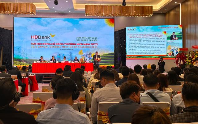 Cổ đông HDBank chất vấn vì sao kết quả kinh doanh tốt nhưng giá cổ phiếu giảm, lãnh đạo ngân hàng nói gì?