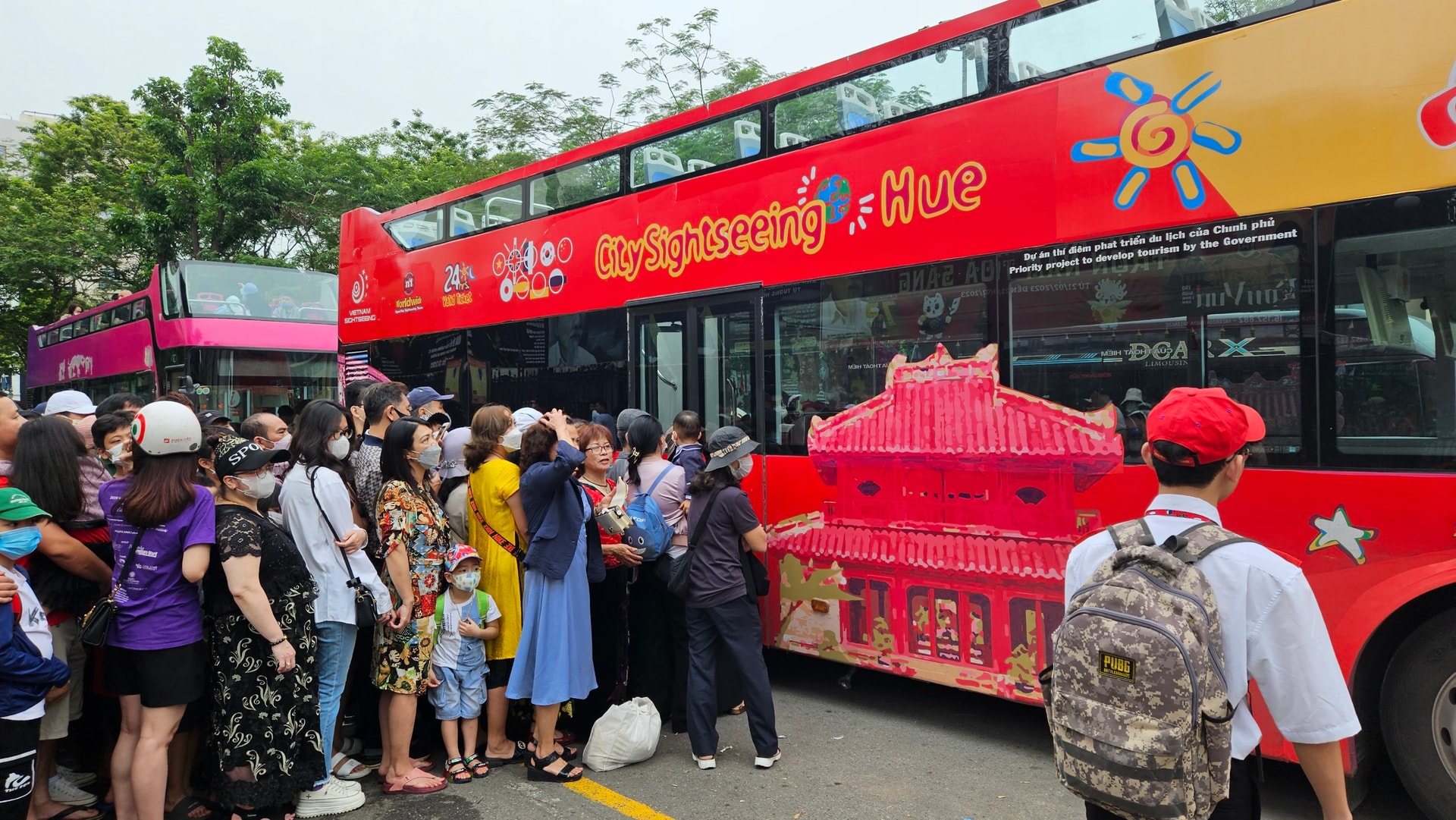 Xếp hàng cả tiếng đồng hồ chờ đi xe bus 2 tầng Hà Nội