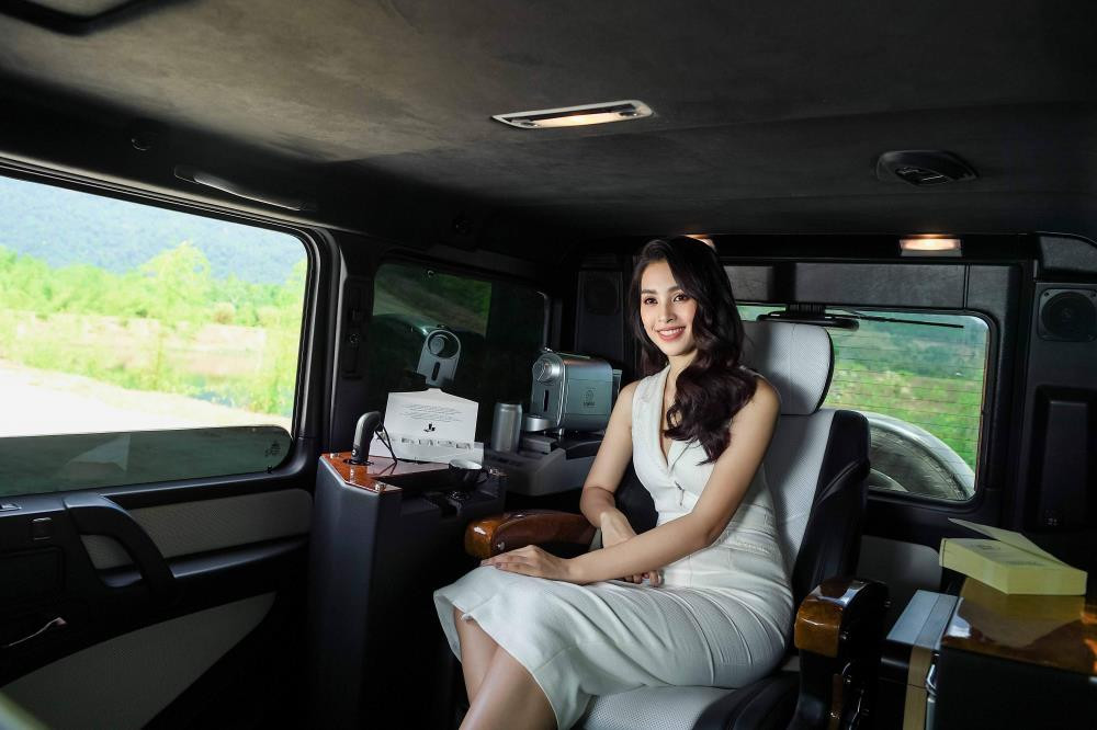 Trước ồn ào hẹn hò ông Đặng Lê Nguyên Vũ, Hoa hậu Tiểu Vy ngồi Mercedes G55, quảng bá khu sinh thái ông Vũ đang tu luyện