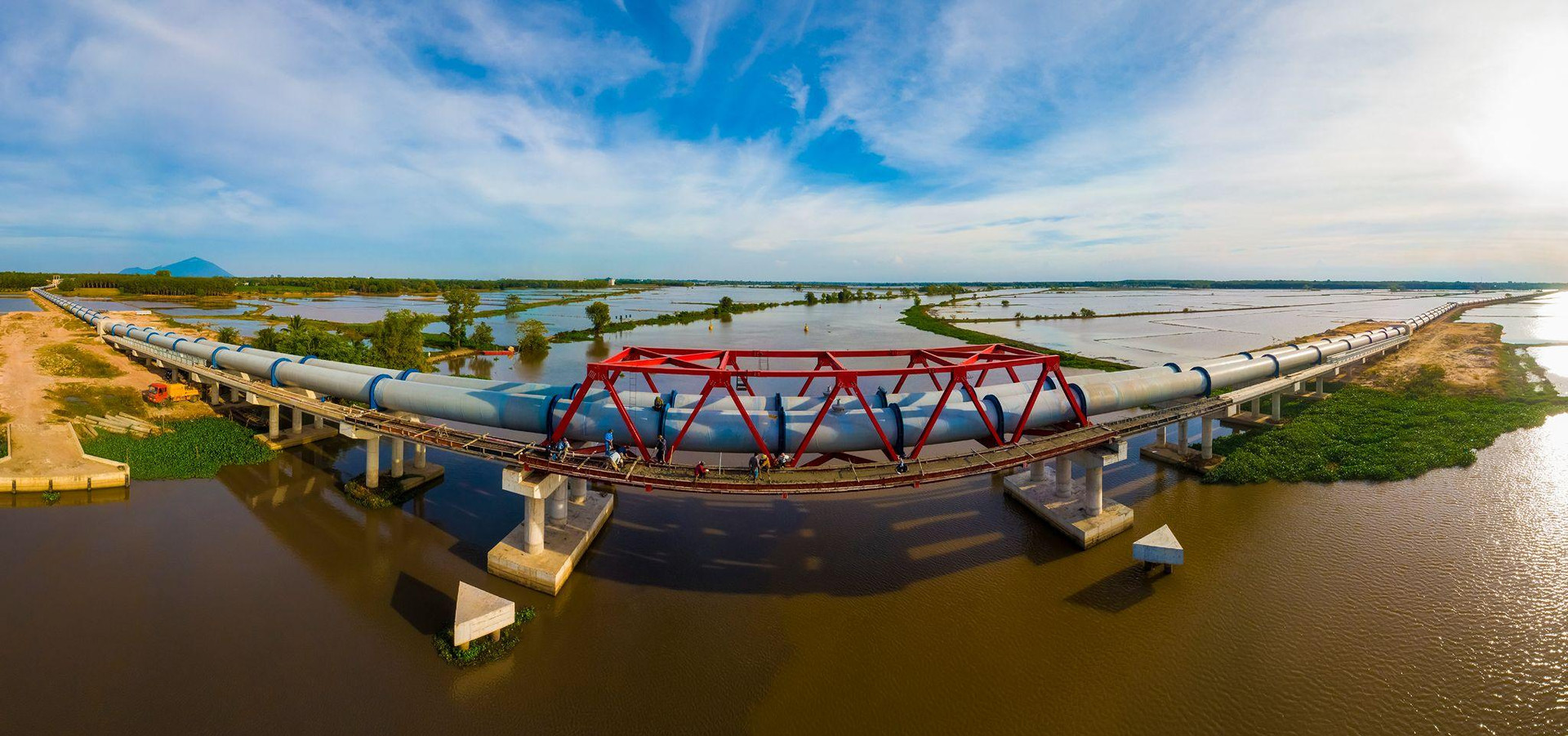 ‏Cận cảnh đường ống thép khổng lồ kết nối với hồ thuỷ lợi lớn nhất Việt Nam