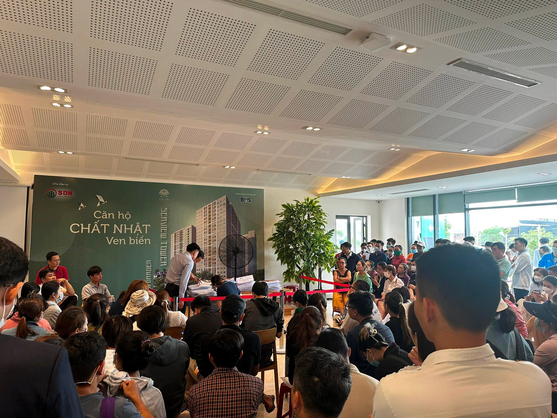 Một dự án chung cư tại Đà Nẵng khiến 200 khách phải xếp hàng từ 5 giờ sáng đăng ký mua, vì sao?