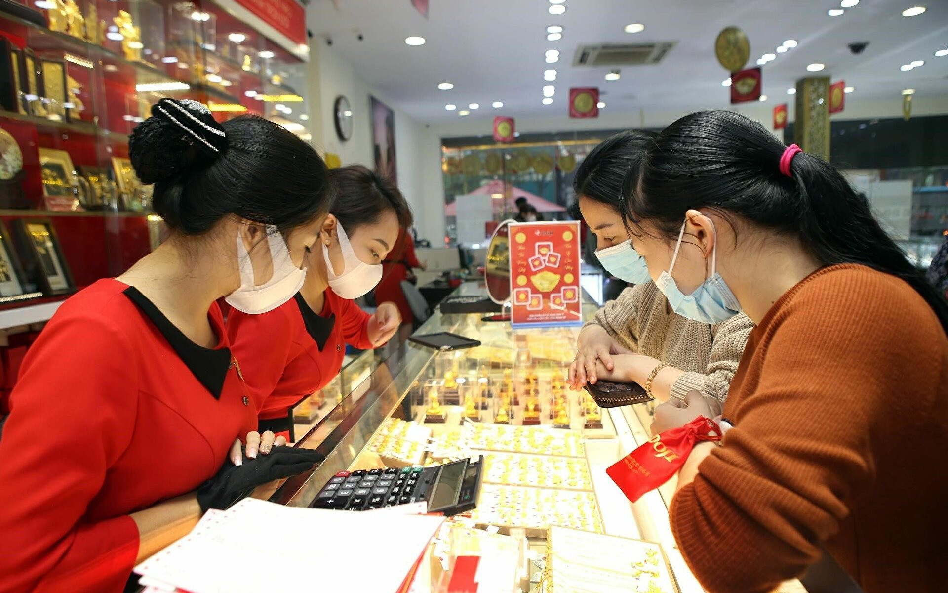 Người Việt mua ít hơn 2,4 tấn vàng trong quý I/2023, nguyên nhân do đâu?
