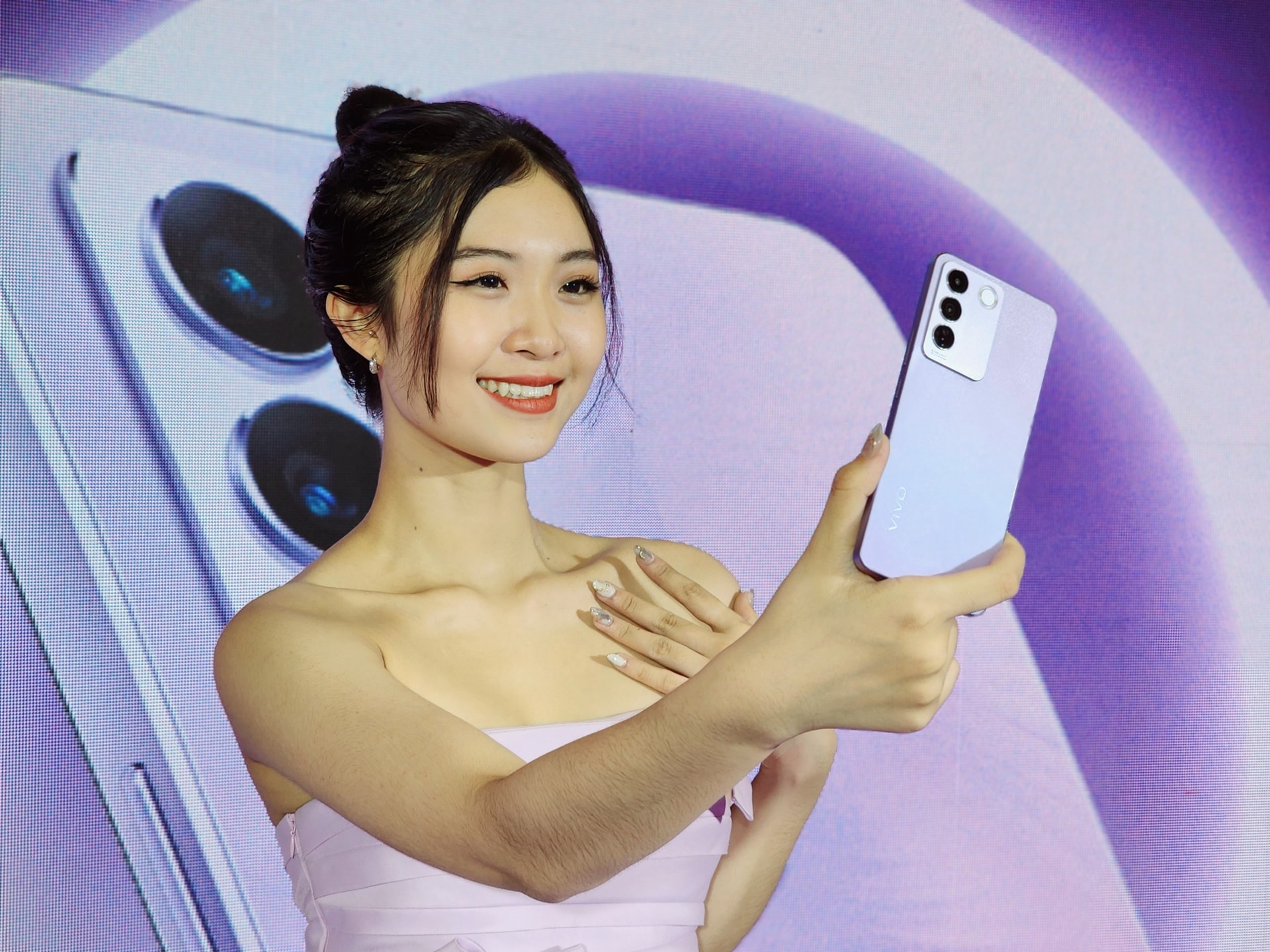 Chi tiết điện thoại chuyên selfie Vivo V27e: Thiết kế mới, có 'vòng sáng' không đụng hàng bất cứ smartphone nào , giá 9 triệu đồng