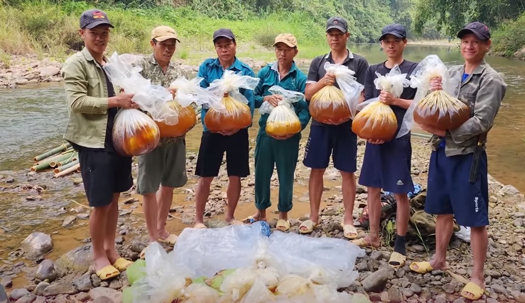 Cũng bán mật ong, nhóm người này chọn cách băng rừng, vượt thác lên thượng nguồn sông Đà để lấy được vài lít mật ong quý giá