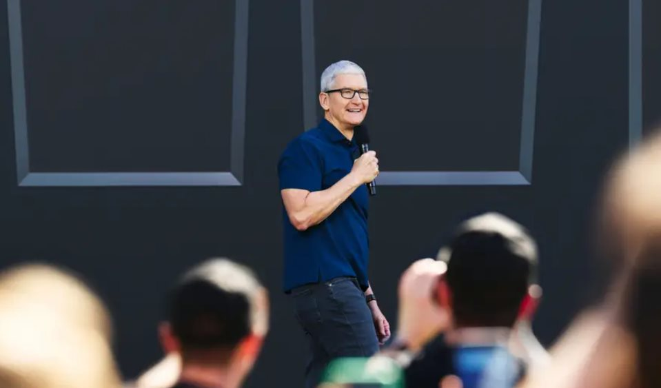 Tham vọng bí mật của Tim Cook: Đi ngược chiều cả thế giới để tìm ra ‘điều lớn lao tiếp theo’ sau iPhone, chấp nhận ‘được ăn cả, ngã về không’