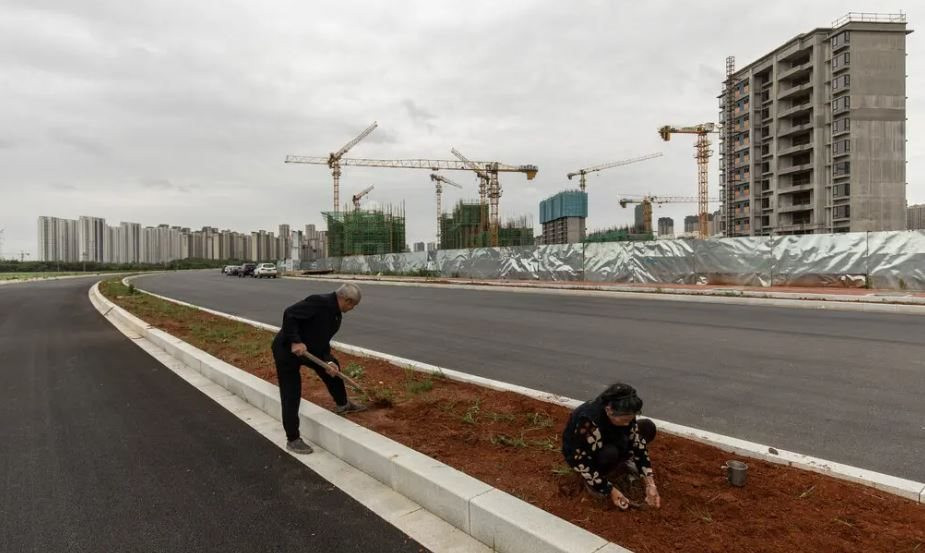 Một thành phố của Trung Quốc ‘lâm nguy’ vì tăng trưởng bằng mọi giá: Tốc độ xây nhà mới nhanh hơn tăng dân số, hàng loạt BĐS bỏ hoang