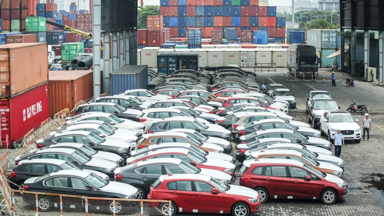 Trong một tháng, Việt Nam nhập khẩu hơn 12.000 chiếc ô tô, chủ yếu 9 chỗ trở xuống, một dòng xe không nhập chiếc nào