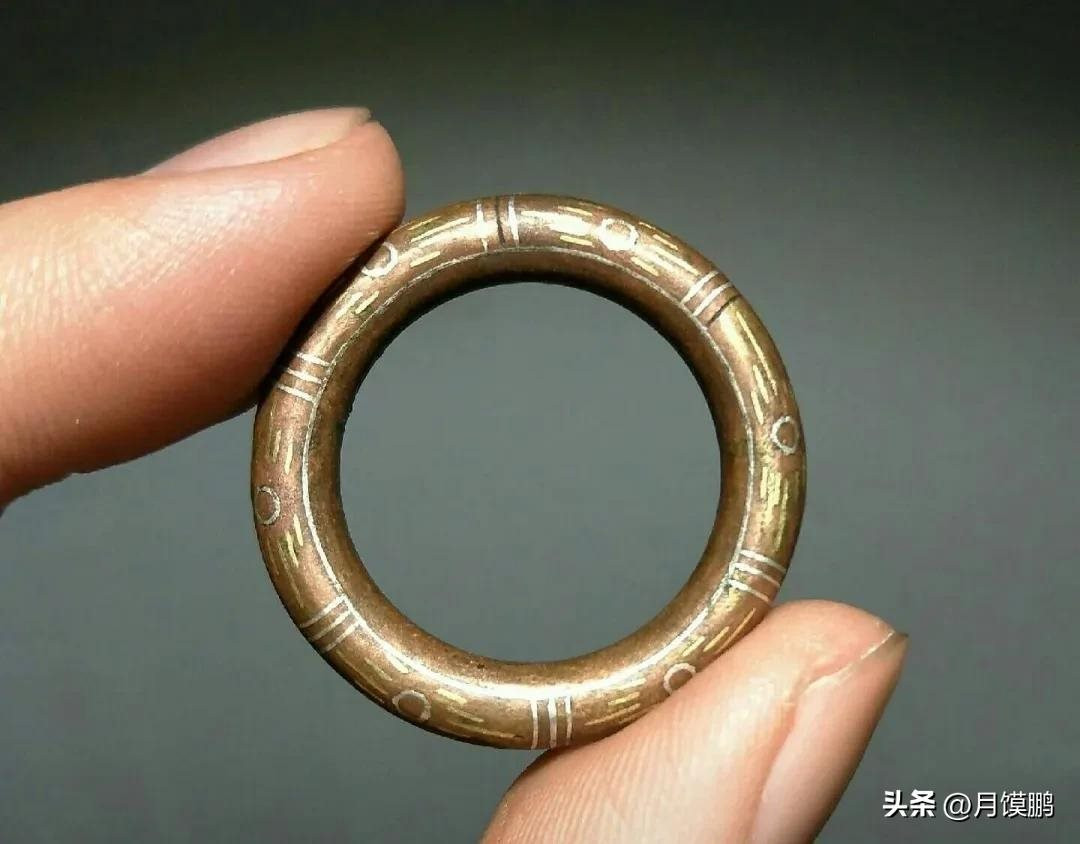 Nhặt được nhẫn chạm khắc kỳ lạ, người đàn ông mang về tặng vợ: Ít lâu sau được trả hơn 60 triệu đồng, tưởng “trúng mánh” ai ngờ nhận cái kết đắng