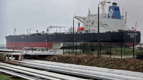 Nga: "Phương Tây vẫn tích cực mua dầu khí của chúng tôi"