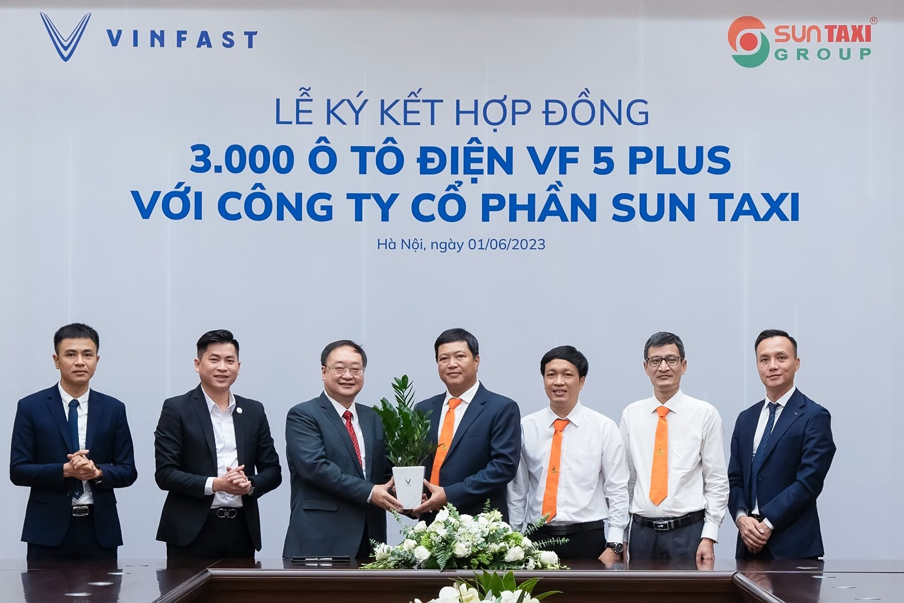 VinFast vừa ký hợp đồng bán xe lớn nhất Việt Nam từ trước đến nay: 3.000 chiếc