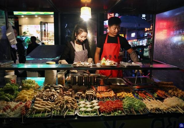 Hai vợ chồng Trung Quốc bán thịt xiên giá rẻ, chẳng mấy chốc mua nhà tậu xe: Làm nhỏ ăn lớn không khó, tất cả là ngờ 4 "độc chiêu"