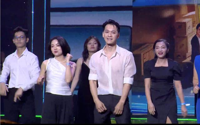 Mặc áo trắng nhảy "dưới mưa", Chủ tịch ACB - Trần Hùng Huy trở thành chủ đề âm nhạc hot nhất MXH: Vượt qua Rap Việt, lượng thảo luận ngang ngửa Sơn Tùng M-TP