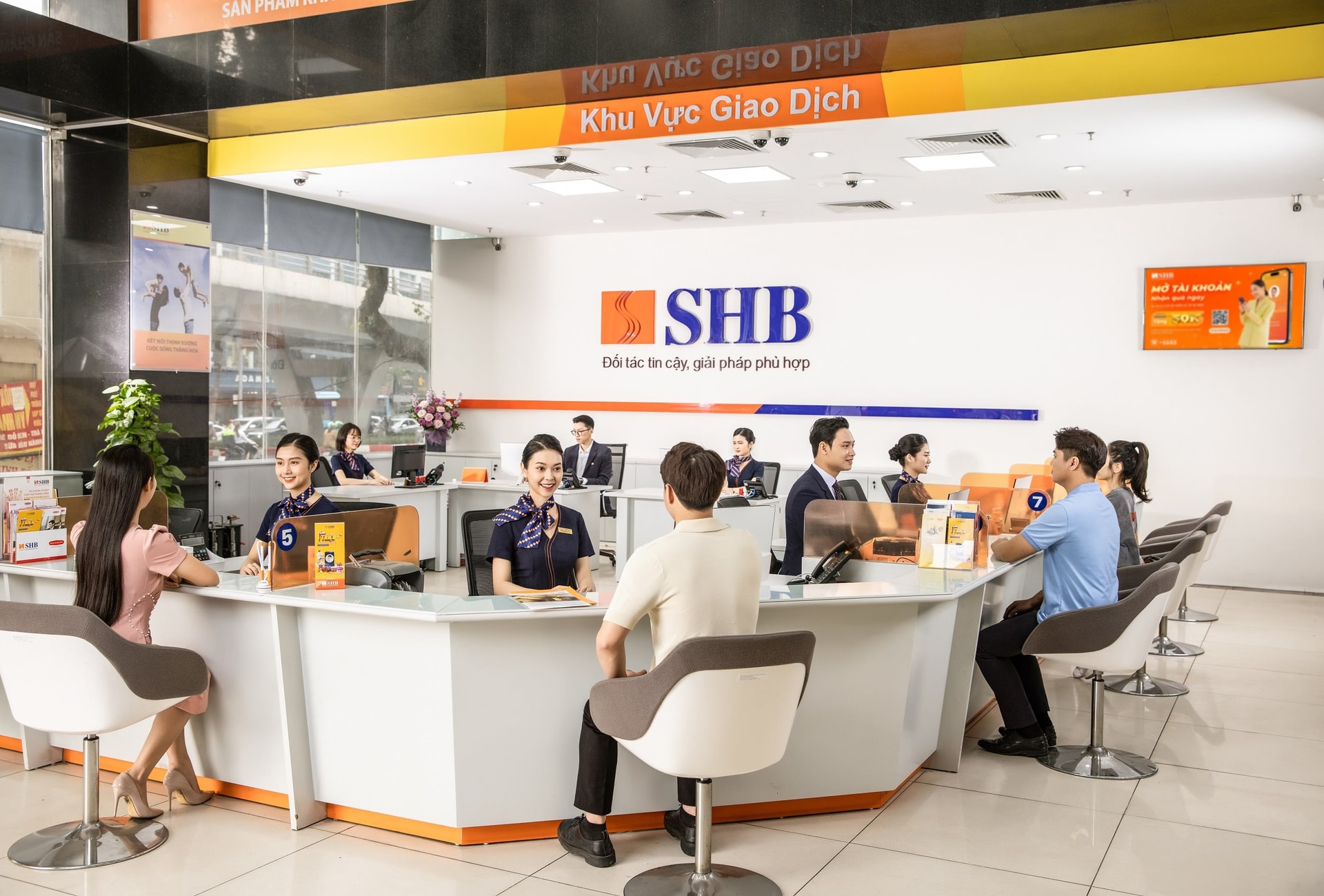 SHB dành 600 triệu đồng ưu đãi cho khách hàng mở thấu chi và thẻ tín dụng