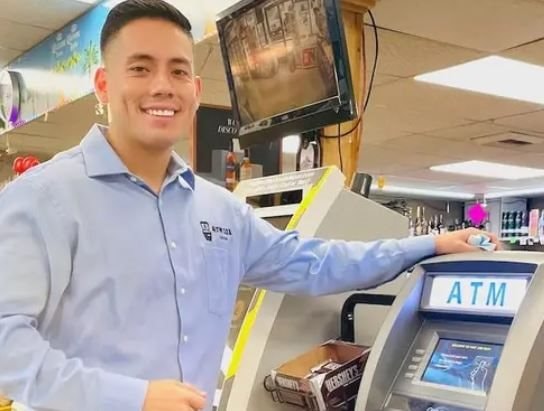 Chàng cảnh sát bỏ việc đi đầu tư máy ATM và cái kết: Thu nhập gần 300 triệu/tháng, chỉ cần ngồi không lãi cũng tự về