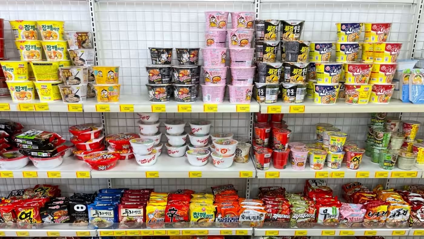 Đồ ăn vốn "rẻ bèo" được ưa chuộng vào cuối tháng gây tranh cãi, người Hàn Quốc chờ đợi giảm giá trong hoang mang khi chi phí thực phẩm tăng vọt
