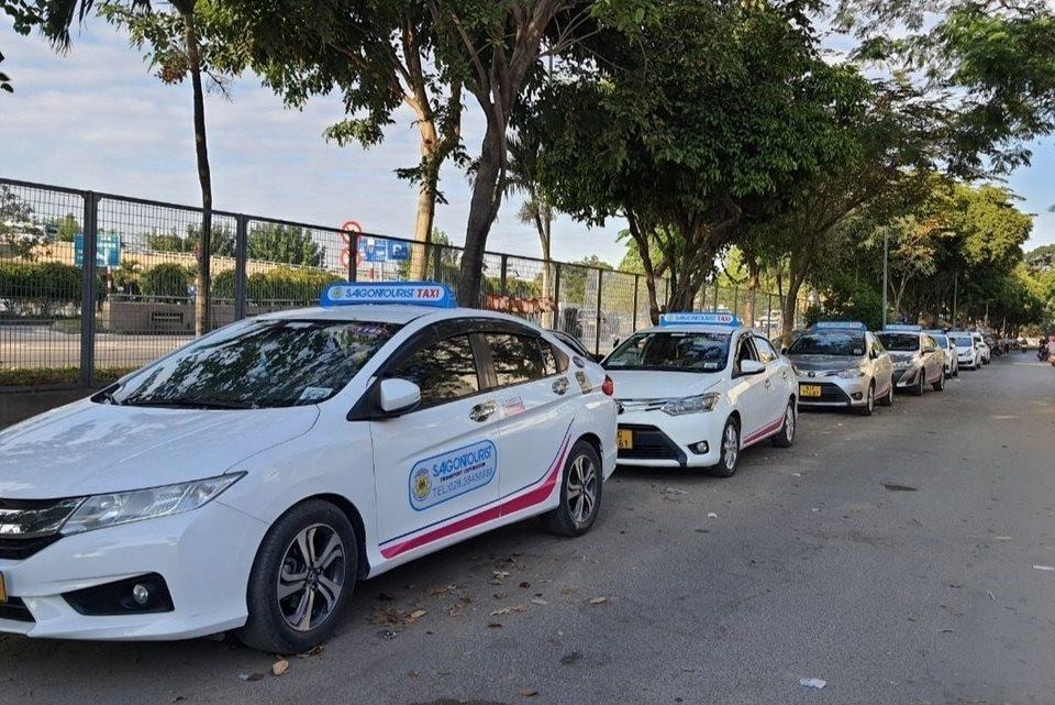 Hãng taxi kích giá cước lên 10 lần: Bị kiện do sử dụng trái phép nhãn hiệu độc quyền, phải tạm dừng kinh doanh, lỗ lũy kế cả trăm tỷ