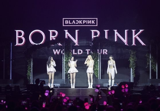 Chuyện đau lòng đằng sau những tấm vé concert giá cả nghìn USD của BlackPink: Fan mặc kinh tế khó khăn vẫn hết lòng vì thần tượng, nguy cơ xảy ra 'Pinkflation'