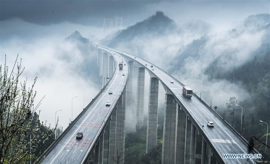 Dùng tên lửa để... xây cầu, Trung Quốc khiến thế giới ngỡ ngàng với công trình "đi trên mây" độc đáo