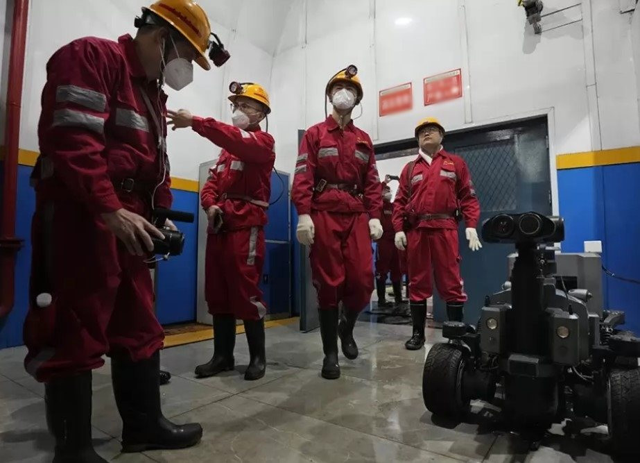 Đỉnh cao ngành khai thác ở Trung Quốc: Ngồi phòng điều hòa trên mặt đất điều khiển “quái vật công nghệ” để đào &quot;vàng đen&quot; - Ảnh 4.