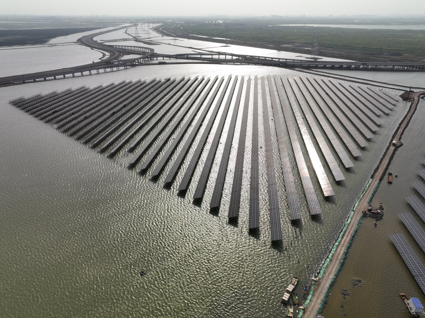 Nhà máy điện có '1-0-2' của Trung Quốc chính thức vận hành: Vừa tạo ra cả tỷ kWh điện vừa sản xuất muối và nuôi tôm, rộng bằng 1.800 sân bóng đá