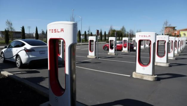 Vừa thoát ế ẩm do mạnh tay giảm giá xe điện, Tesla lại đối mặt với mối nguy mới từ chính việc giảm giá xe
