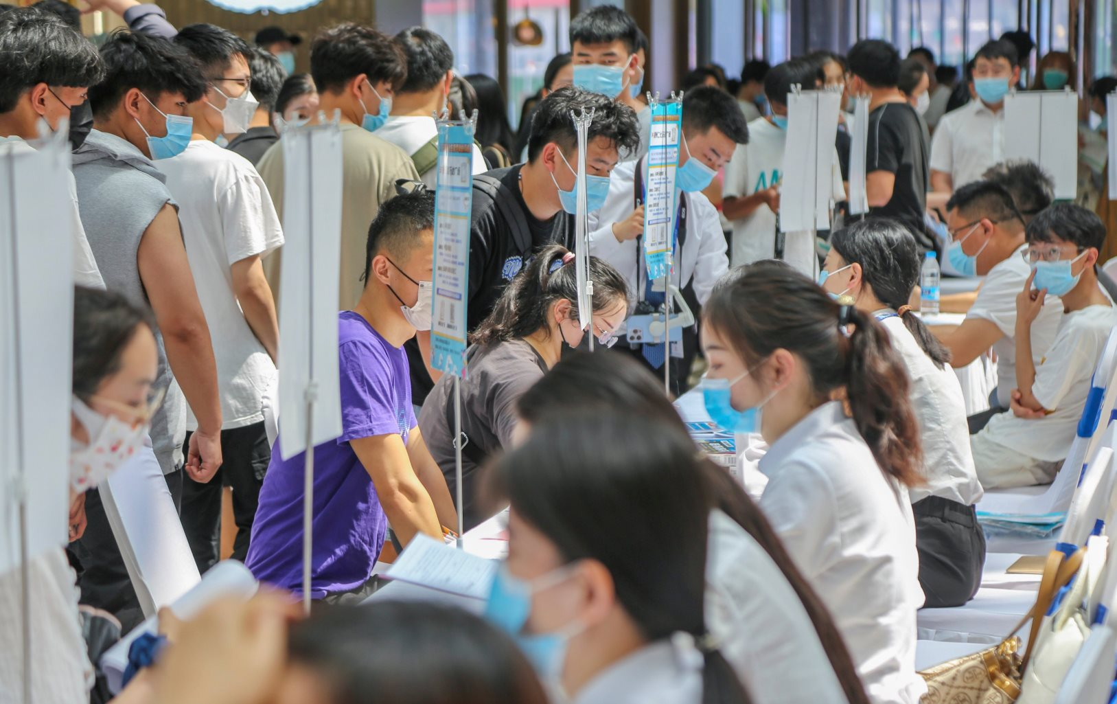 ‘Cơn ác mộng’ đang ám ảnh Trung Quốc: Muốn thúc đẩy lao động trình độ cao, nhưng người có bằng thạc sĩ phải làm… nghề phân loại rác