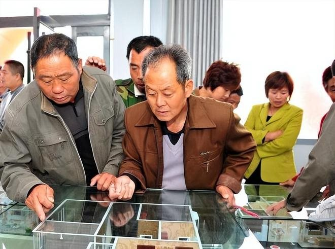Ông cụ Trung Quốc từng “mạnh tay” mua 100 căn nhà Bắc Kinh khuyên giới trẻ: "Mua nhà là lỗ, thuê nhà mới là sự lựa chọn khôn ngoan"