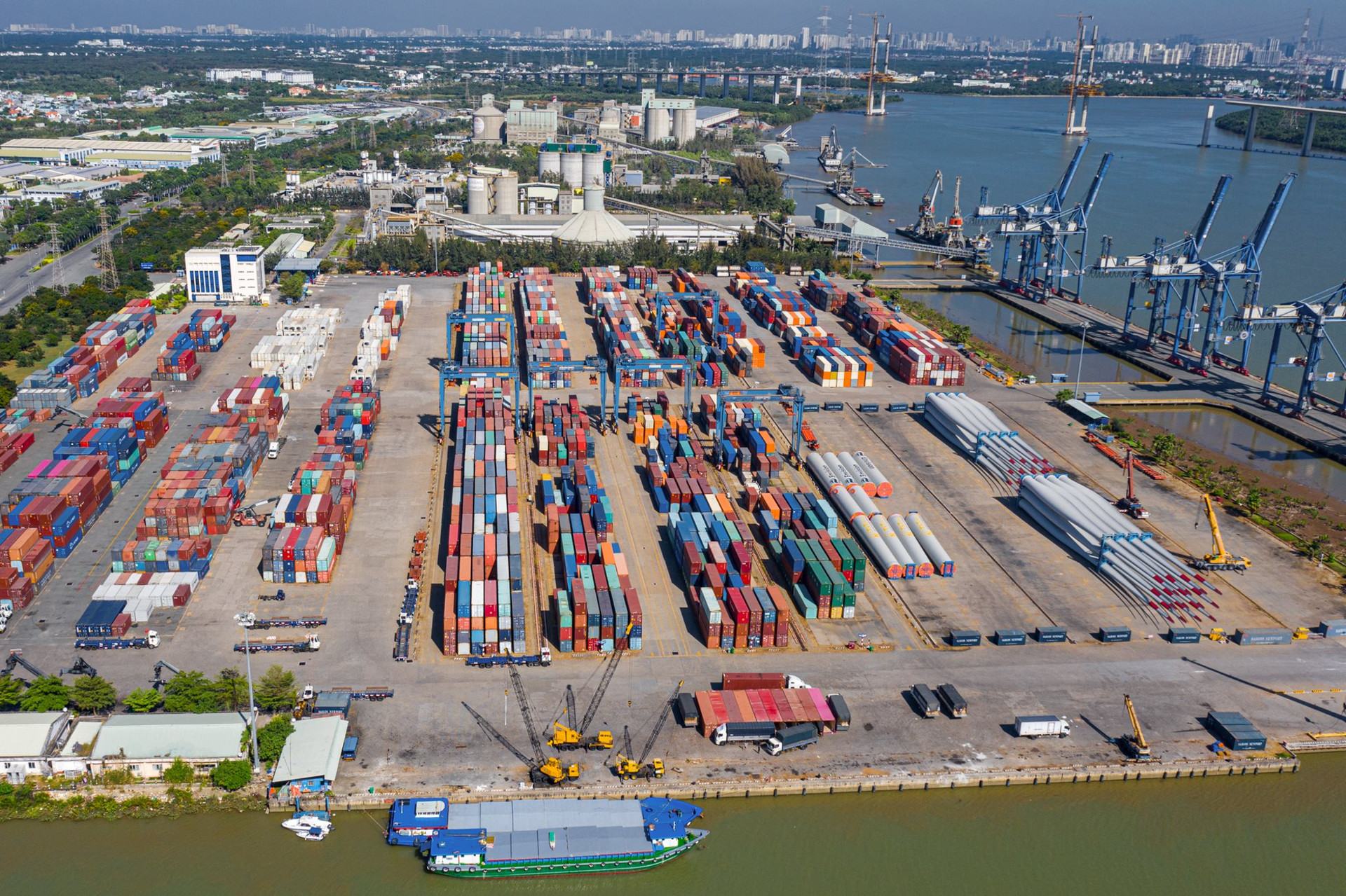 ‏K‏‏hu công nghiệp ‏‏có đến 3 cảng quốc tế, rộng nhất ‏‏TP. HCM