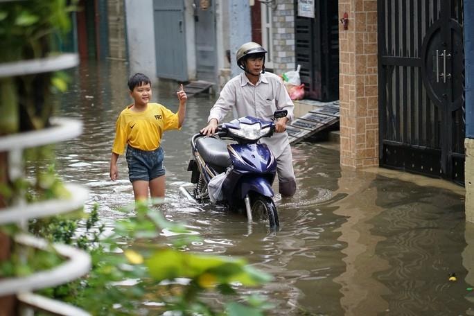 Khốn khổ khi mua nhà trong ngõ: Cứ mưa lớn là ngập