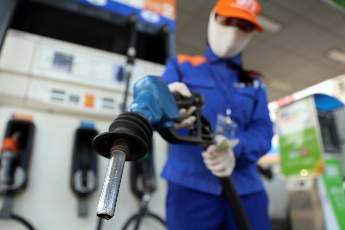 Giá xăng tiếp tục tăng mạnh lần thứ 2 liên tiếp, RON 95 lên gần 24.000 đồng/lít