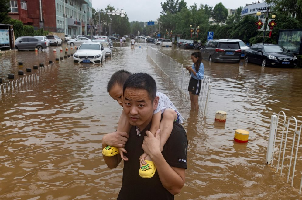 Cận cảnh người dân Trung Quốc vật lộn với mưa lũ kỷ lục 140 năm: Khó tưởng tượng - Ảnh 6.