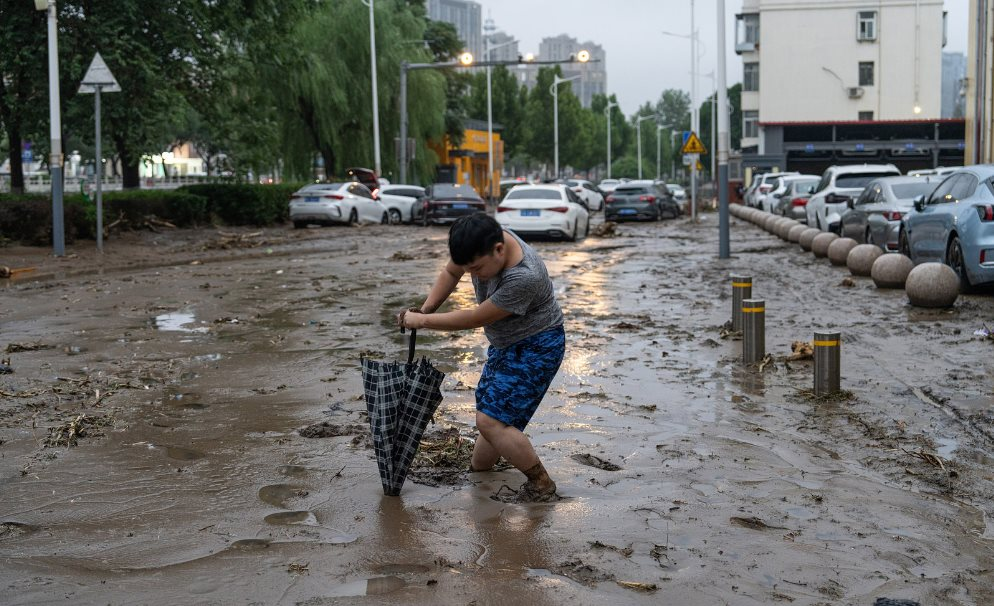Cận cảnh người dân Trung Quốc vật lộn với mưa lũ kỷ lục 140 năm: Khó tưởng tượng - Ảnh 9.