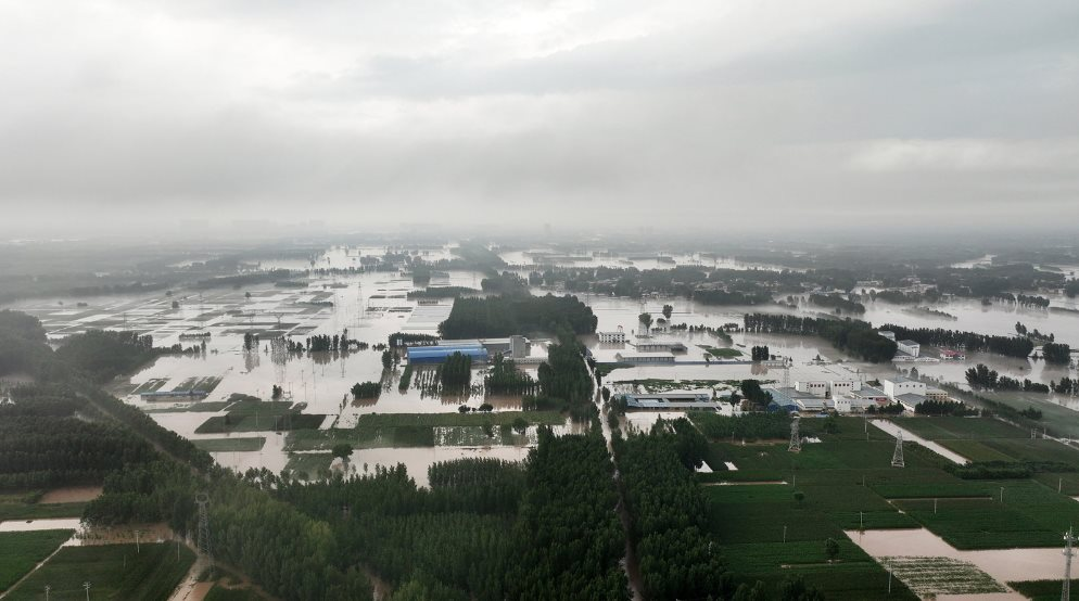 Cận cảnh người dân Trung Quốc vật lộn với mưa lũ kỷ lục 140 năm: Khó tưởng tượng - Ảnh 10.